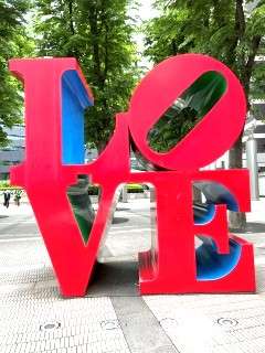 歌舞伎町の内勤は「管理職」じゃない。大きな愛で煌めきを支える、唯一無二のプロデューサーだ。